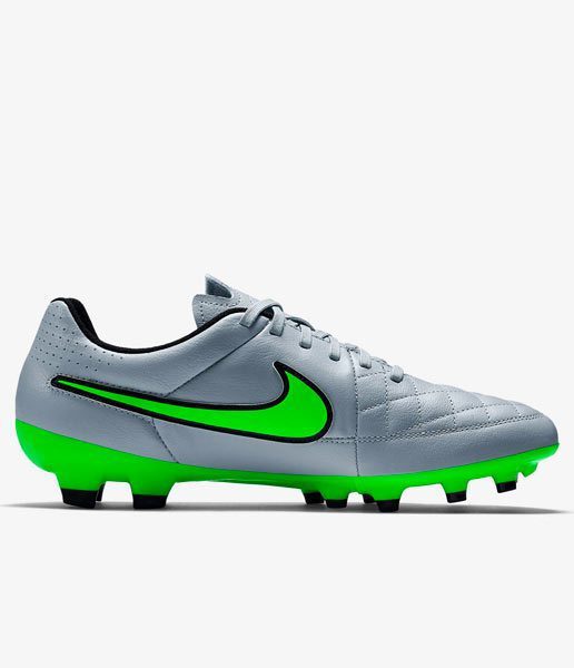 Scarpa nike con i tacchetti da calcio