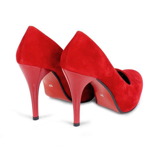 Un bellissimo paio di scarpe da donna di colore rosso con il tacco alto