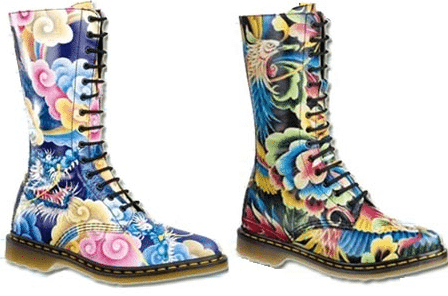 Modelli di scarpe anfibi Dr Martens a tema hippie con design floreale